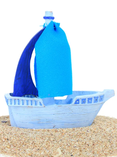 Barco de juguete azul en arena aislada en blanco — Foto de Stock