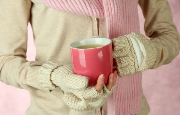 Mani femminili con bevanda di successo, su sfondo chiaro — Foto Stock