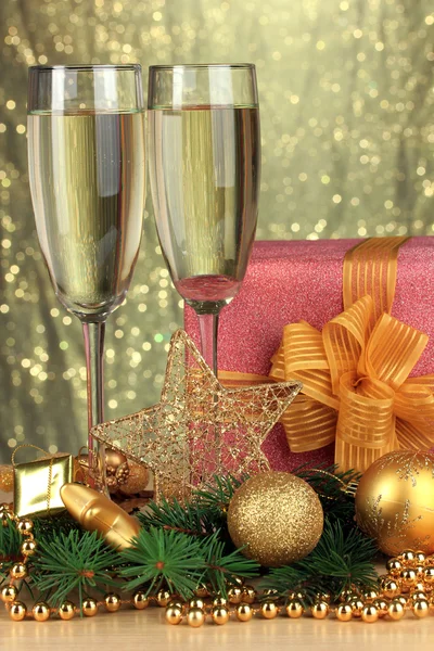 Copos de champanhe com caixa de presente sobre fundo brilhante — Fotografia de Stock