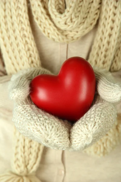 Manos femeninas con corazón rojo, primer plano — Foto de Stock