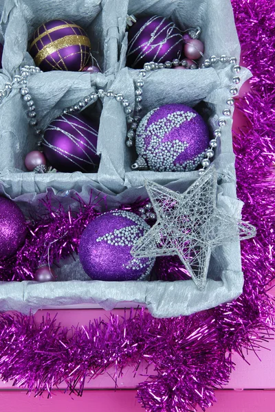 Giocattoli di Natale in scatola di legno primo piano — Foto Stock