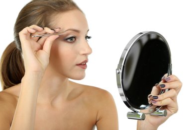 genç kadın koparma kaşları üzerine beyaz izole