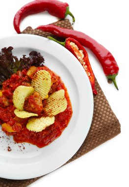 biberli Mısır carne - beyaz tabakta üzerine beyaz izole peçete üzerinde geleneksel Meksika yemeği