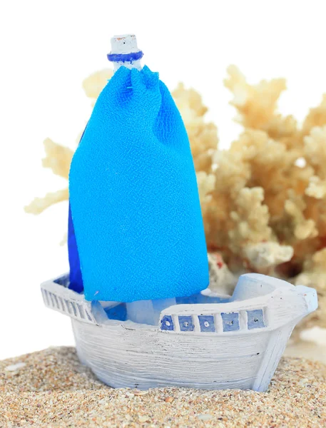 Navio de brinquedo azul na areia isolada no branco — Fotografia de Stock