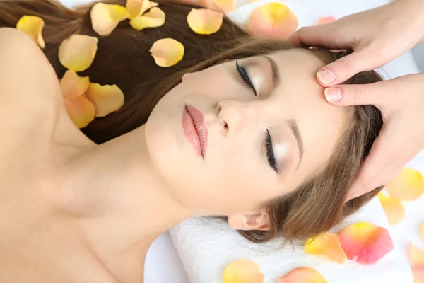 Hermosa joven durante el masaje facial en el salón de cosméticos de cerca —  Fotos de Stock