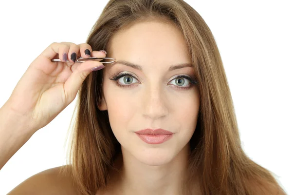 Genç kadın koparma kaşları üzerine beyaz izole — Stok fotoğraf