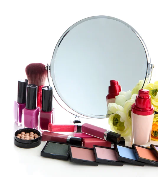 Groep decoratieve cosmetica voor make-up en spiegel, geïsoleerd op wit — Stockfoto