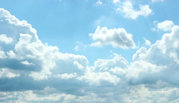 Cielo azul con nubes — Foto de Stock