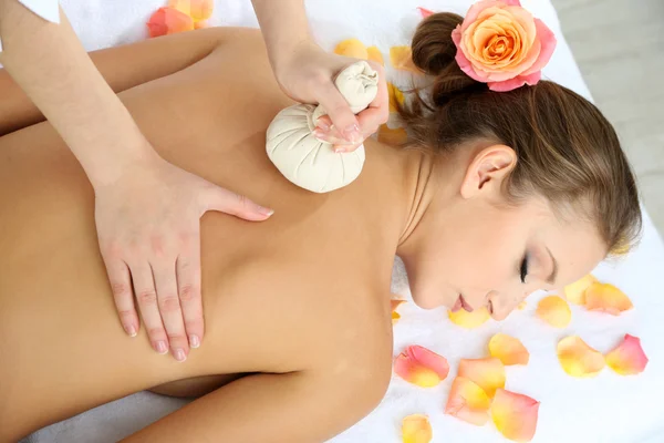 Belle jeune femme ayant massage du dos de près — Photo
