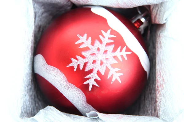 Vackert förpackade jul boll, närbild — Stockfoto
