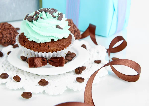 Tasty cupcake with gifts close up — Stock Photo, Image