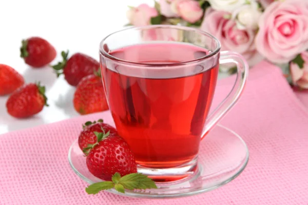 Heerlijke aardbeien thee op tafel op witte achtergrond — Stockfoto