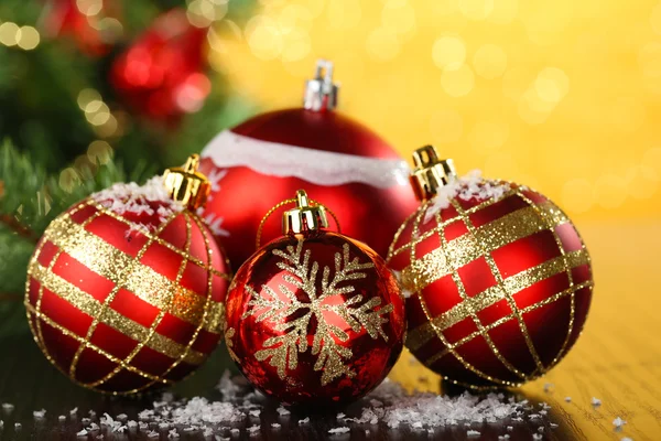 Bolas decorativas de Natal no fundo brilhante — Fotografia de Stock