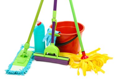 Mops, üzerinde beyaz izole, plastik kova ve lastik eldiven
