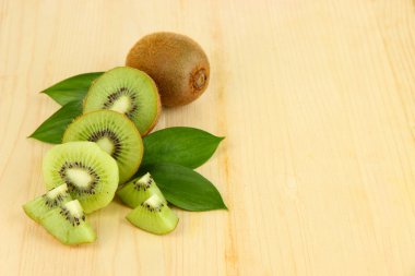 ahşap masa yakın çekim üzerinde olgunlaşmış kivi