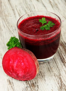 pancar tablo yakın çekim üzerine taze meyve suyu