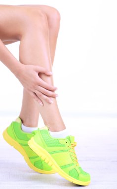 ağrıyan ayakları üzerinde beyaz izole kız