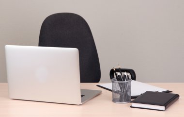 Bilgisayarlı ofis işyeri, kapat