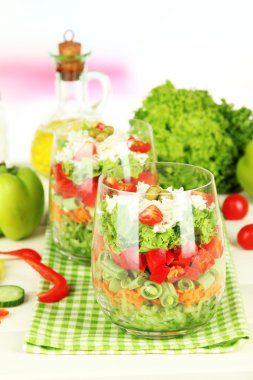 ahşap masa üzerinde taze sebze ile lezzetli salata