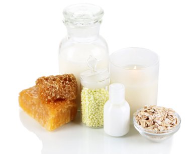 yağlar ve üzerinde beyaz izole bal bal ve süt spa