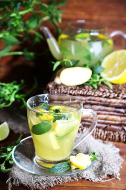 çay zencefil üzerinde parlak zemin üzerine ahşap masa üstünde çul ile