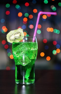 parlak zemin üzerine lezzetli kokteyl