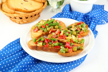 sandviç sebze ve plaka üzerinde ahşap masa yakın çekim yeşil