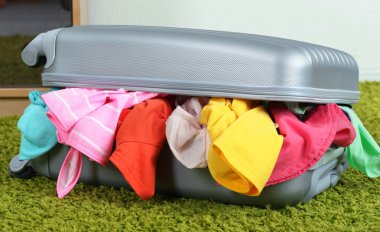 Halı Oda arka plan üzerinde elbise ile bavul