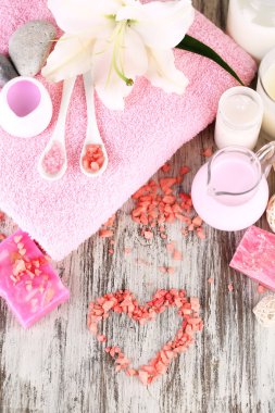 ahşap masa yakın çekim yapma lily ile güzel bir spa ayarı
