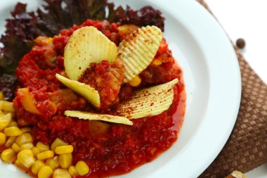 biberli Mısır carne - beyaz tabakta üzerine beyaz izole peçete üzerinde geleneksel Meksika yemeği