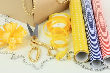malzeme ve aksesuarları hediye üzerinde beyaz izole kaydırma