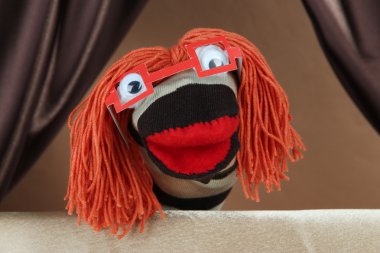 kukla gösterisi kahverengi zemin üzerinde