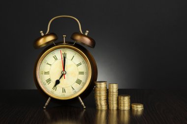 antika saat ve sikkeler üzerinde siyah arka plan üzerine ahşap tablo