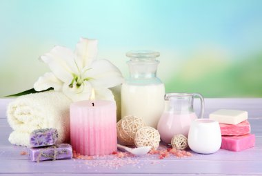 doğal zemin üzerine ahşap masa üzerinde lily ile güzel bir spa ayarı