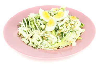 yumurta, lahana ve salatalık, üzerinde beyaz izole lezzetli salata