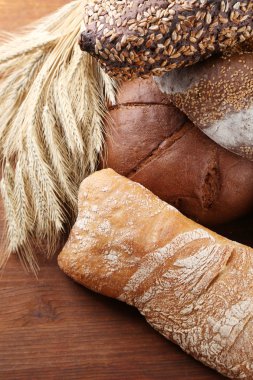 ahşap tahta üzerinde ekmek