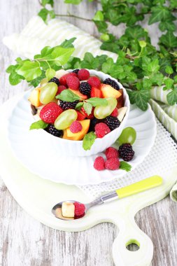 ahşap masa arka plan üzerinde kase meyve salatası