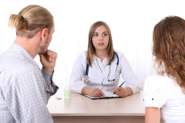 Doktor ve genç çift hastalarda ofisi