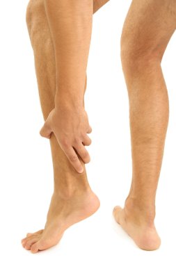 bacak ağrısı, üzerinde beyaz izole genç adamla