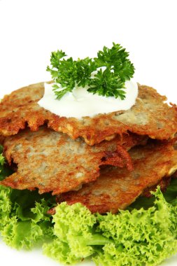 beyaz izole plaka üzerinde patates pancakes