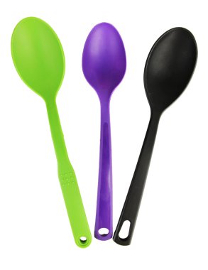 Plastik mutfak eşyaları üzerinde beyaz izole