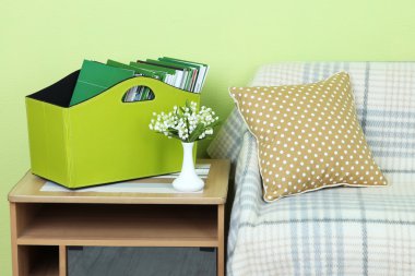 dergi ve başucundaki odasında yeşil kutusundaki klasörler