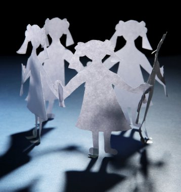 sosyal ağ kavramı koyu arka plan üzerinde kağıt insanlar