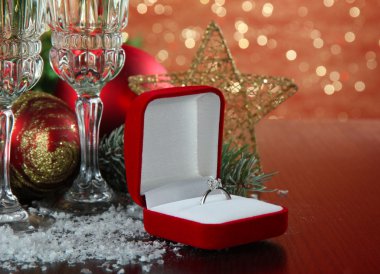 Yılbaşı süsleri ve parlak zemin üzerine iki şampanya bardağı kompozisyonu