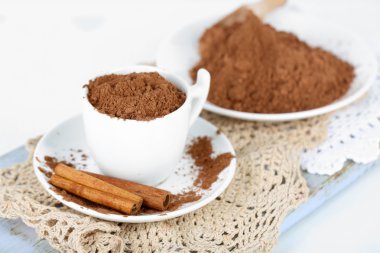 kakao tozu peçete ahşap tahta üzerinde beyaz izole üzerinde Tarih Kupası