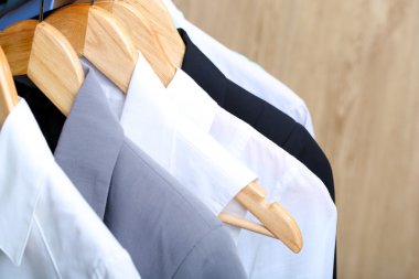 Daire askı üzerinde açık renkli giysiler