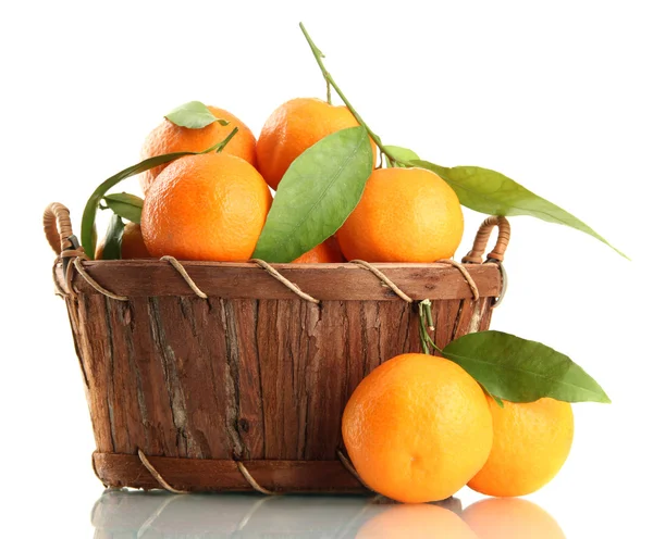 Mogen söt tangerine med blad i korg, isolerad på vit — Stockfoto