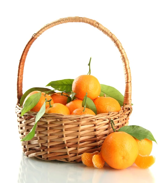 Ripe sweet tangerine with leaves in basket, isolated on white — Stock Photo, Image