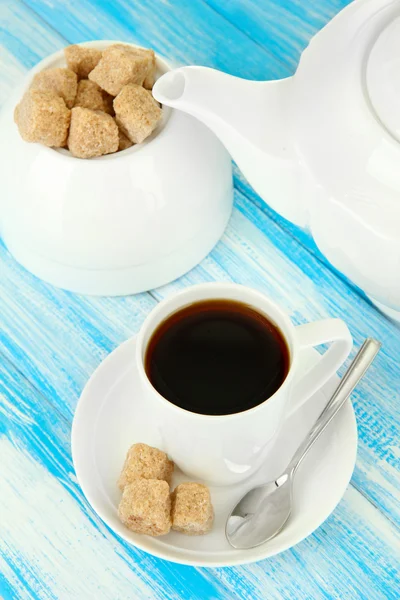 Taza de café, tetera y azucarero sobre fondo de madera de color —  Fotos de Stock