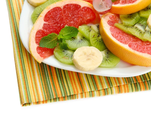 Surtido de frutas en rodajas en plato, aisladas en blanco — Foto de Stock